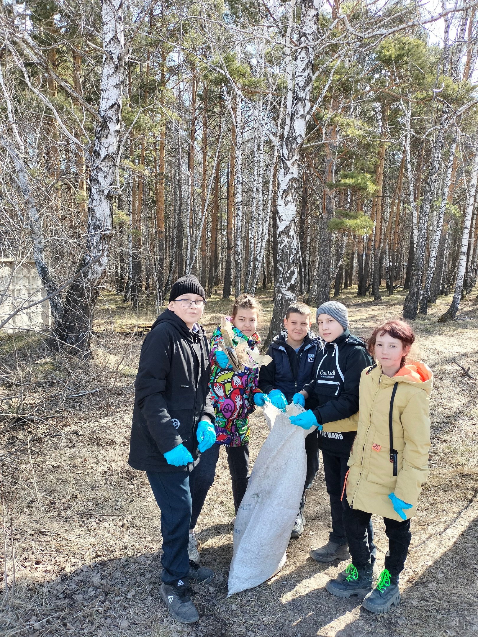 Вчера и сегодня ребята 5-8 классов провели первичную уборку территории школы и прилегающей рощи от так называемых &amp;quot;подснежников&amp;quot;.